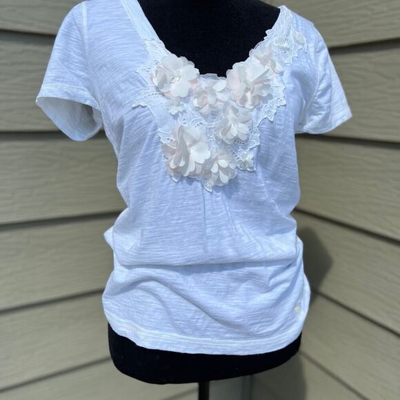 Abercrombie and Fitch T-shirt with 3D  flowers & cutout work, women's size M - Picture 2 of 7